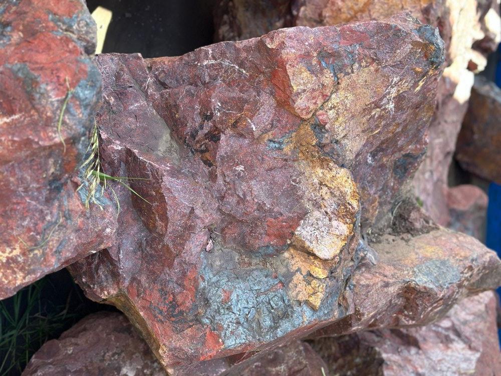 Камни для ландшафтного дизайна красно-фиолетовые 10-60 килограмм купить в Нижних Сергах