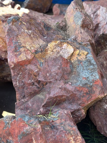 Камни для ландшафтного дизайна красно-фиолетовые 10-60 килограмм купить в Нижних Сергах