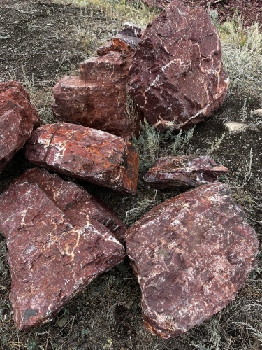 Ландшафтные глыбы красно-фиолетовые 200-1000 килограмм купить в Нижних Сергах