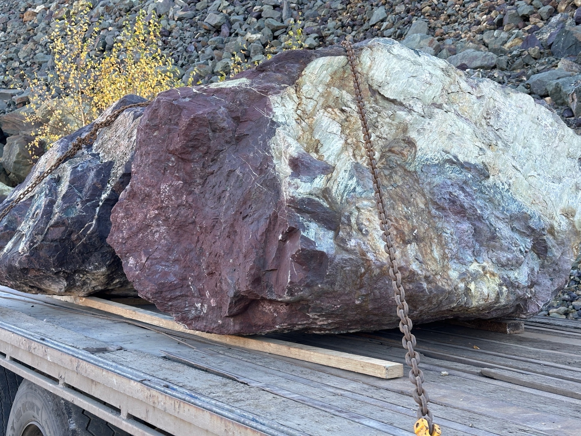 Огромные красно-фиолетовые валуны для ландшафтного дизайна весом более 5 тонн купить в Нижних Сергах