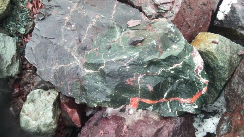 Гигантские зелёные валуны для ландшафтного дизайна весом более 5 тонн купить в Нижних Сергах