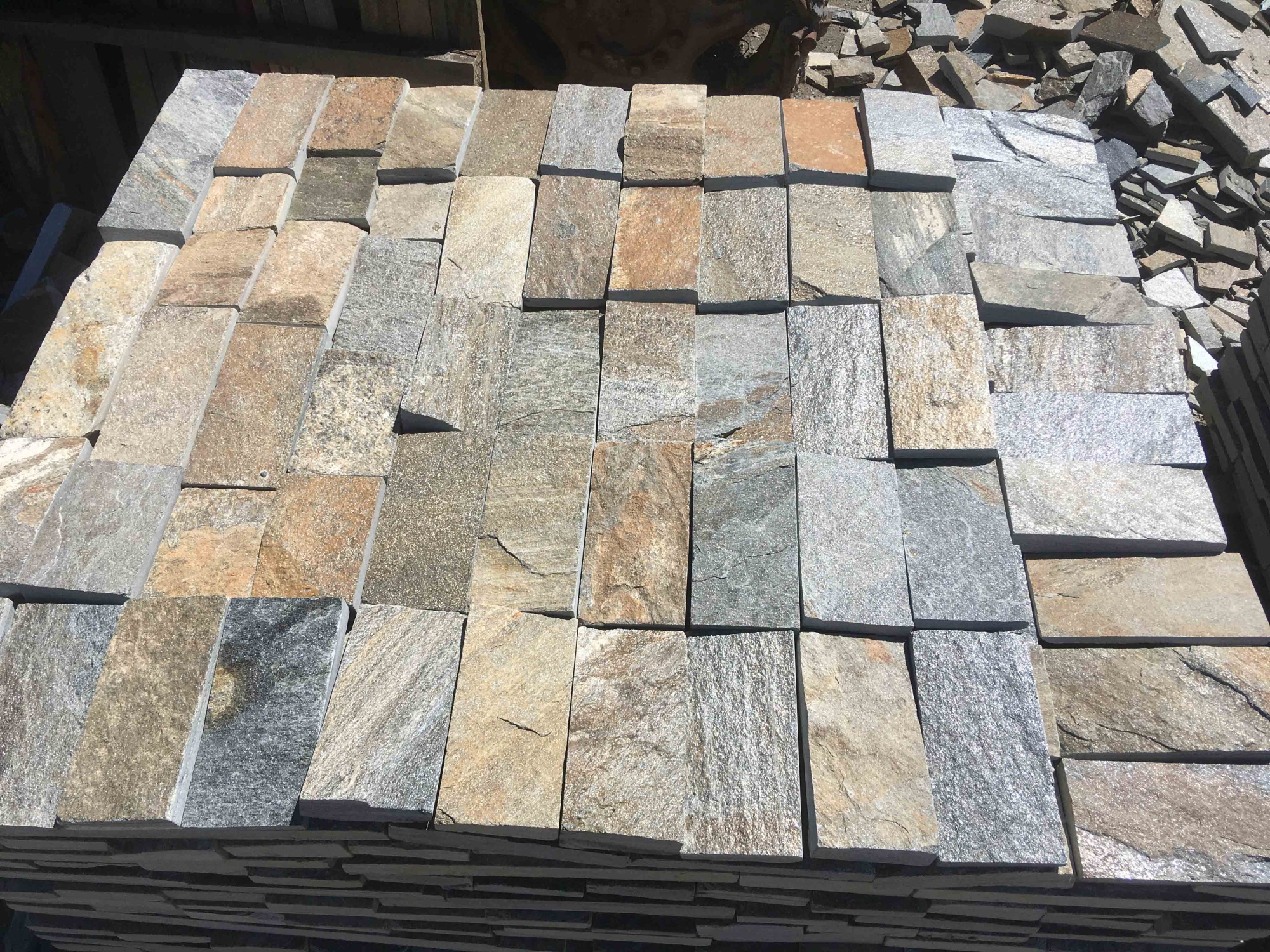 Плитка пилёная златолит Уральский для фасада купить в Нижних Сергах