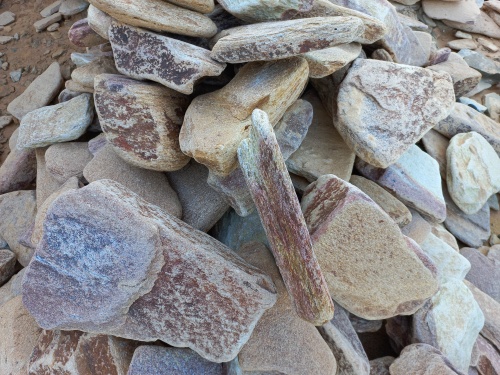 Златолит жёлтый, жёлто-зелёный глыбки и валуны для ланшафтного дизайна купить в Нижних Сергах