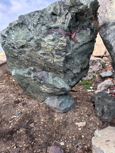 Гигантские зелёные валуны для ландшафтного дизайна весом более 5 тонн купить в Нижних Сергах