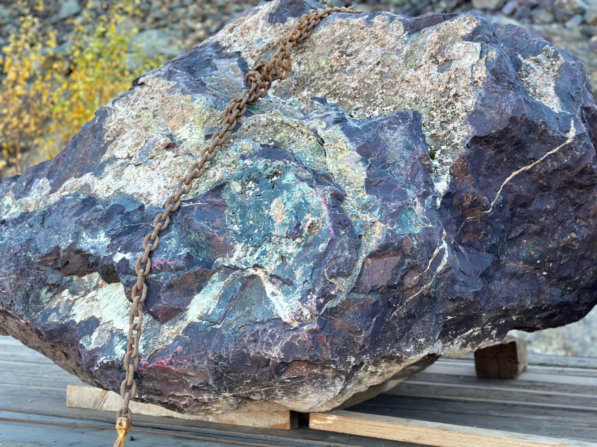 Огромные красно-фиолетовые валуны для ландшафтного дизайна весом более 5 тонн купить в Нижних Сергах