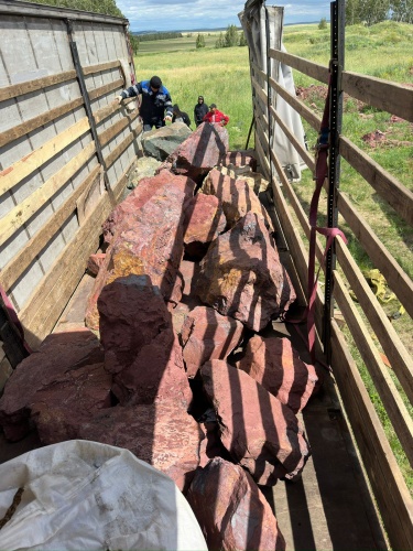 Ландшафтные глыбы красно-фиолетовые 200-1000 килограмм купить в Нижних Сергах