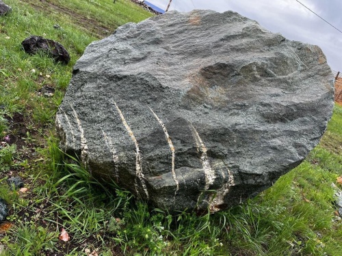 Гигантские зелёные валуны для ландшафтного дизайна весом более 5 тонн купить в Нижних Сергах