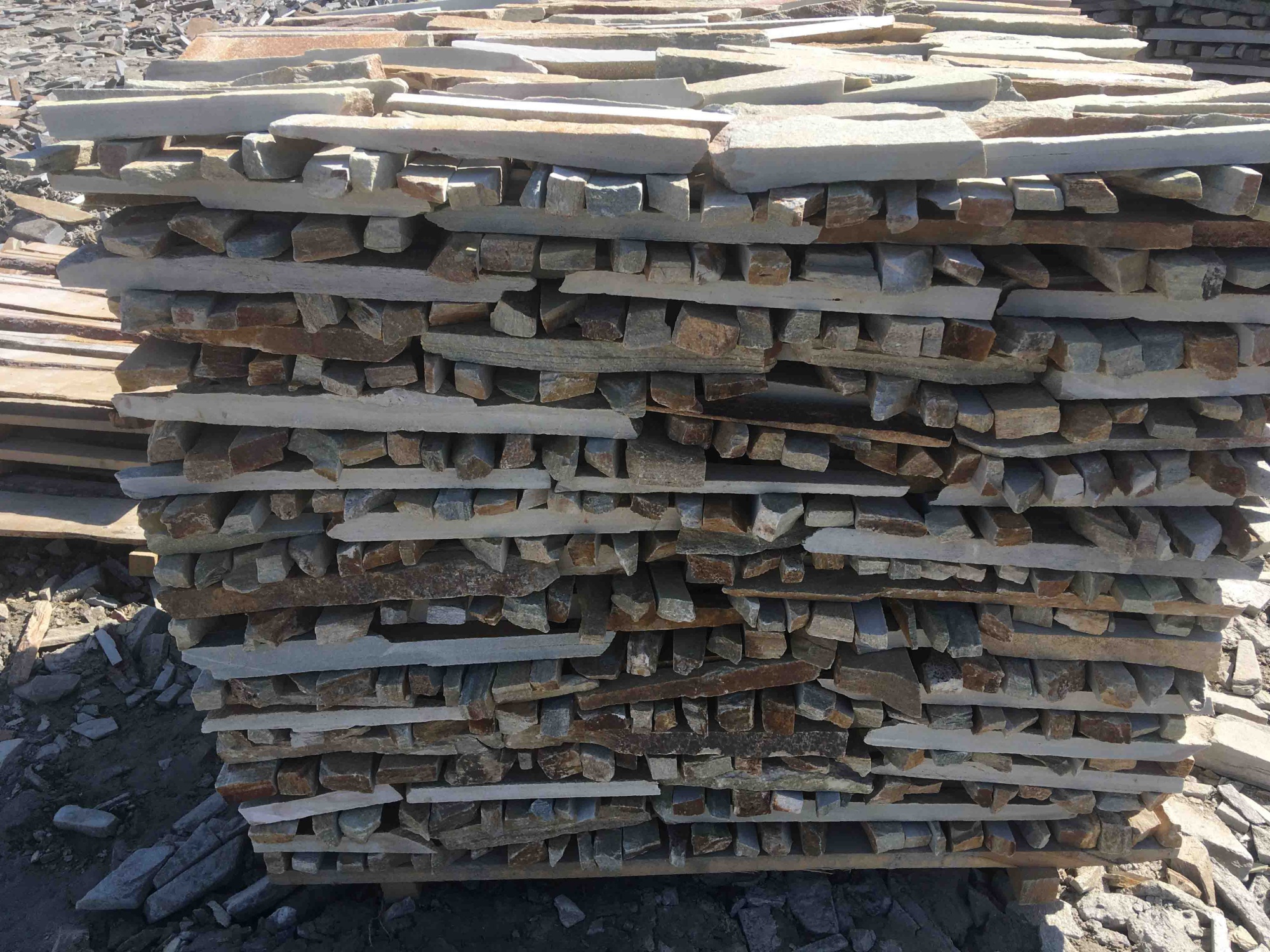 Горбушка златолит золотистый для облицовки купить в Нижних Сергах