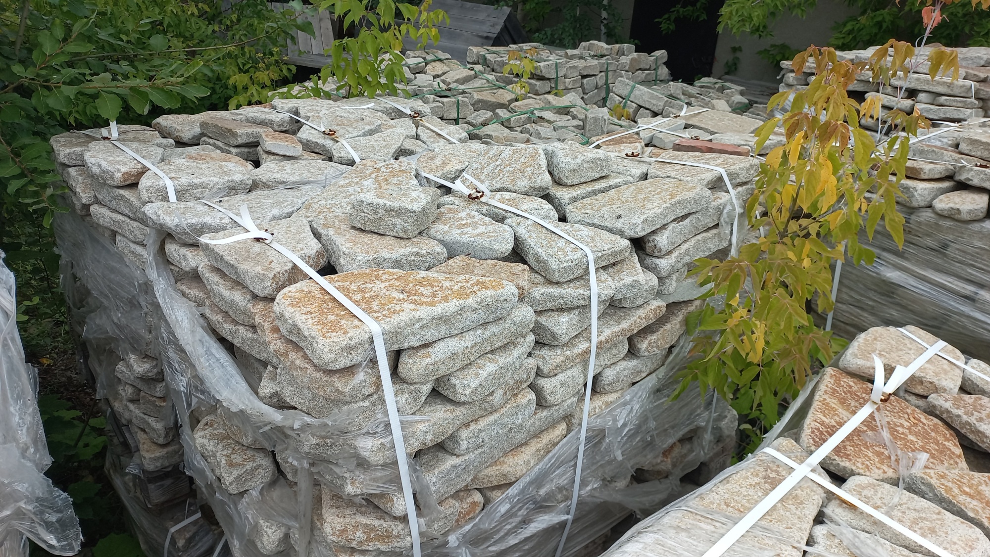 Плитняк галтованный гранитный для ландшафтного дизайна купить в Нижних Сергах