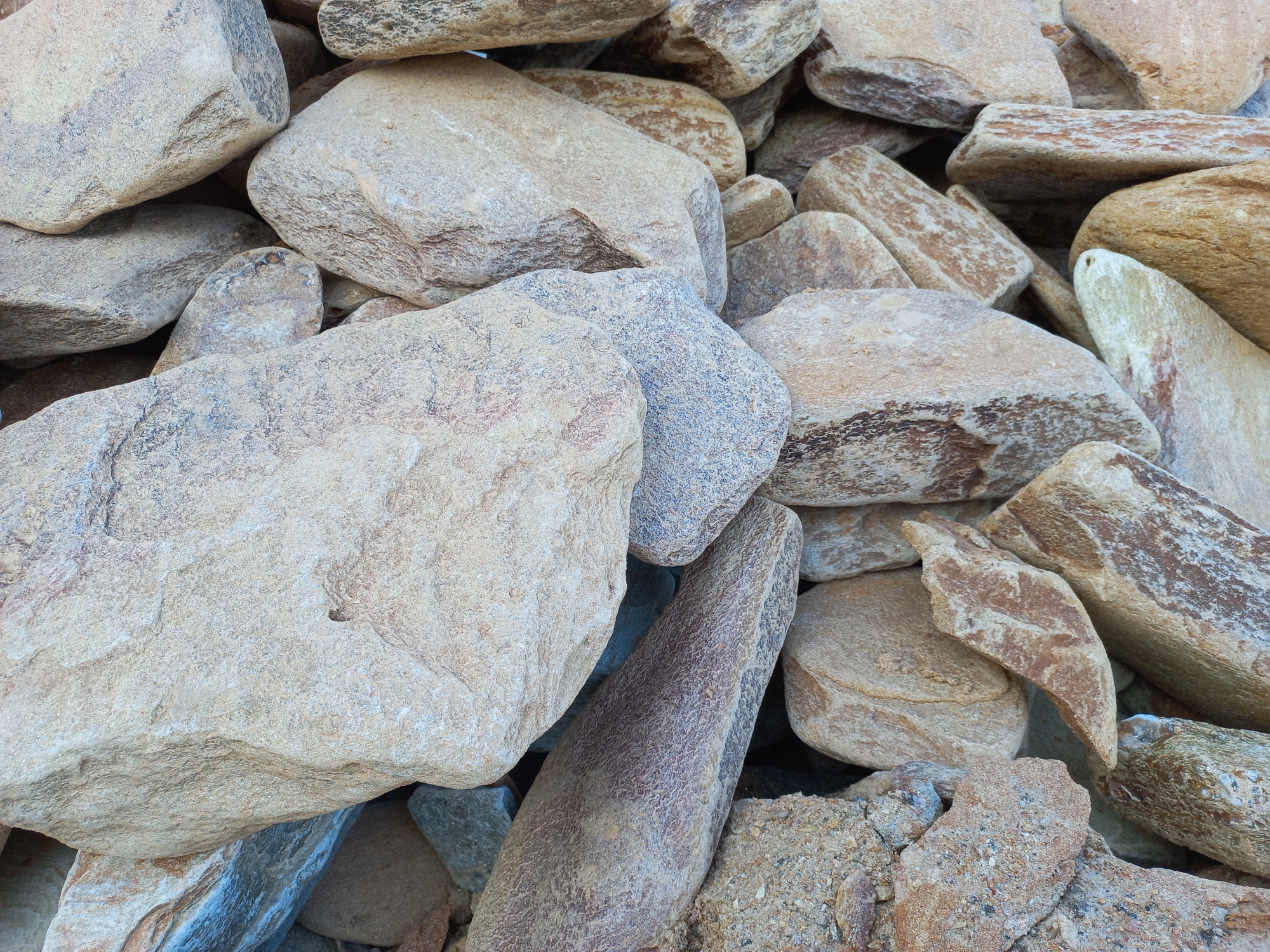 Златолит жёлтый, жёлто-зелёный глыбки и валуны для ланшафтного дизайна купить в Нижних Сергах