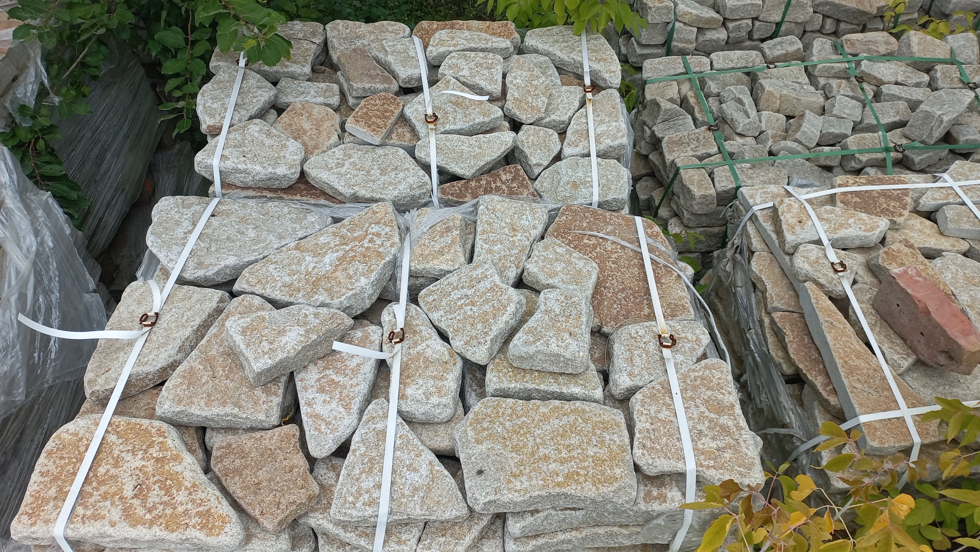 Гранитный плитняк галтованный для мощения купить в Нижних Сергах