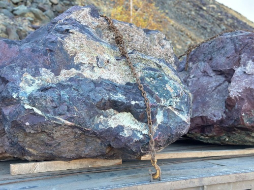 Огромные красно-фиолетовые валуны для ландшафтного дизайна весом более 5 тонн купить в Нижних Сергах