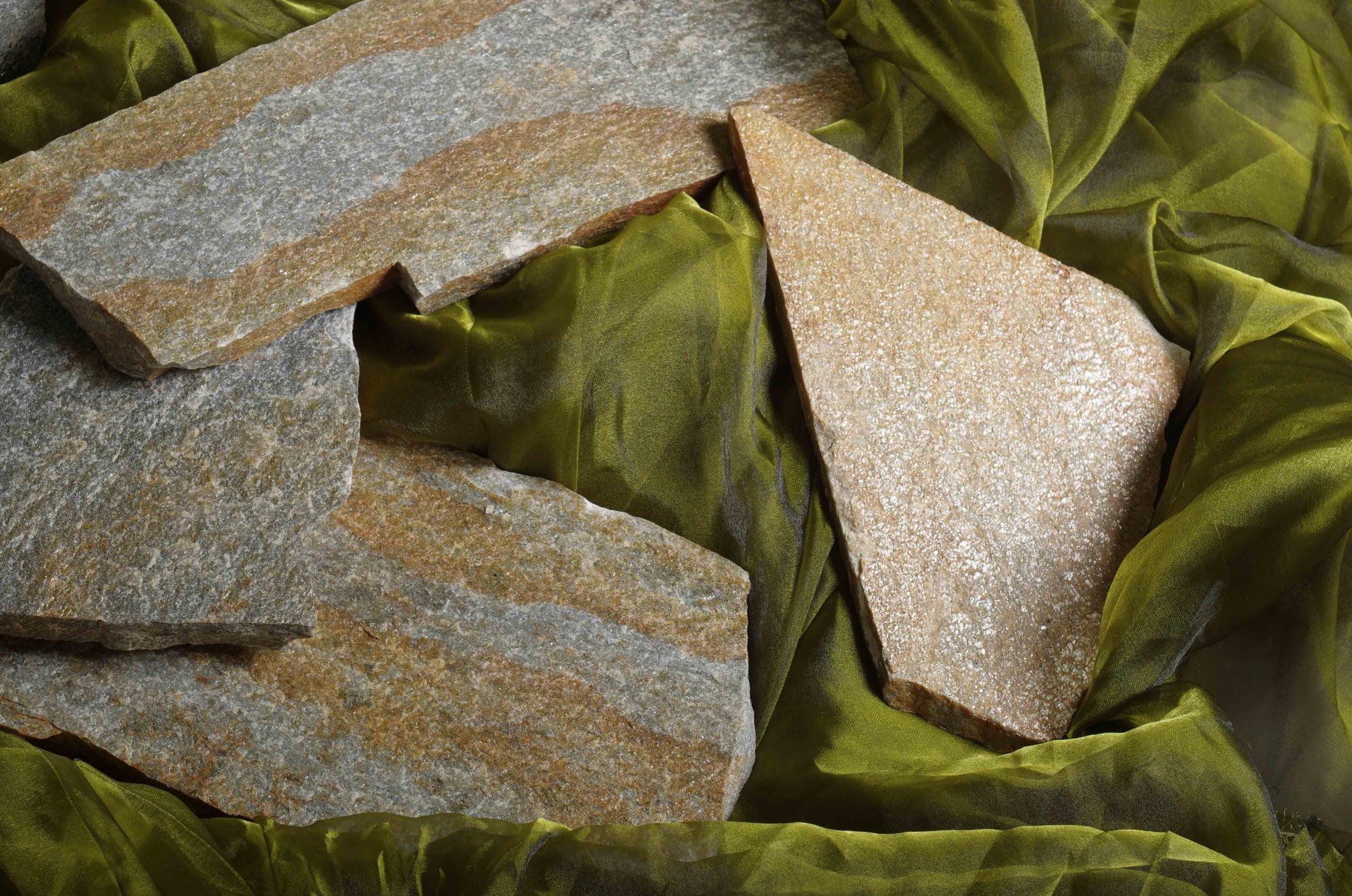 Плитняк златолит Уральский для цоколя, отмостки купить в Нижних Сергах