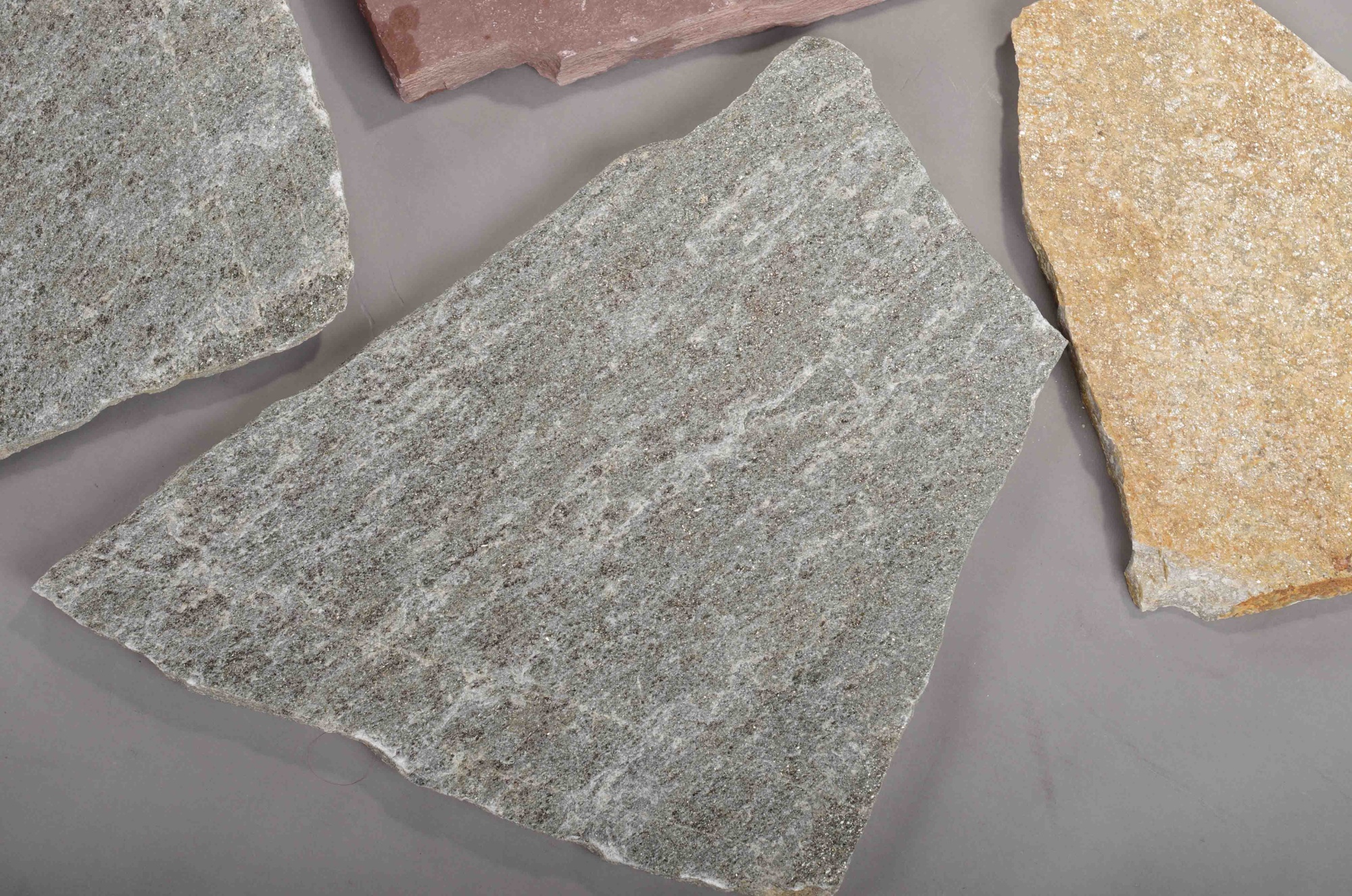 Плитняк златолит Уральский для цоколя, отмостки купить в Нижних Сергах